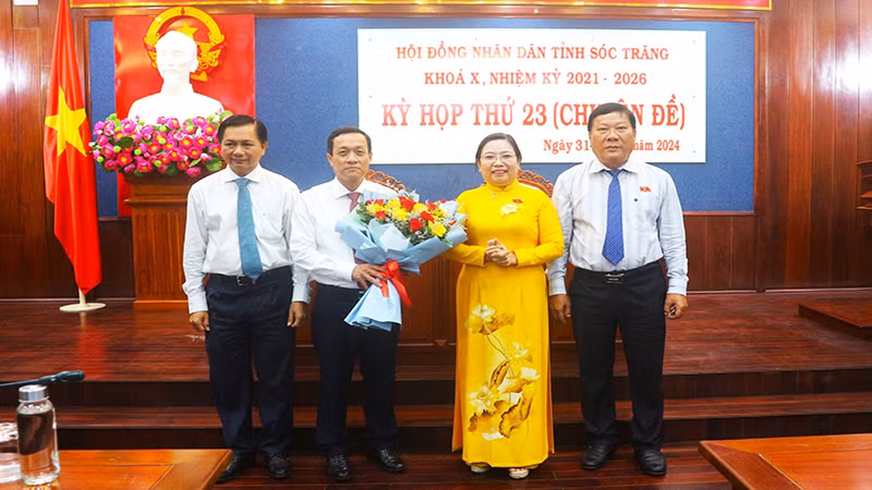 Phó Bí thư Thường trực Tỉnh ủy, Chủ tịch Hội đồng nhân dân tỉnh Sóc Trăng Hồ Thị Cẩm Đào tặng hoa chúc mừng đồng chí Lý Rotha.
