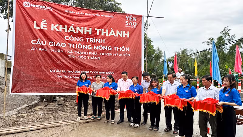 Ban tổ chức thực hiện nghi thức cắt băng khánh thành cầu Phú Thuận.