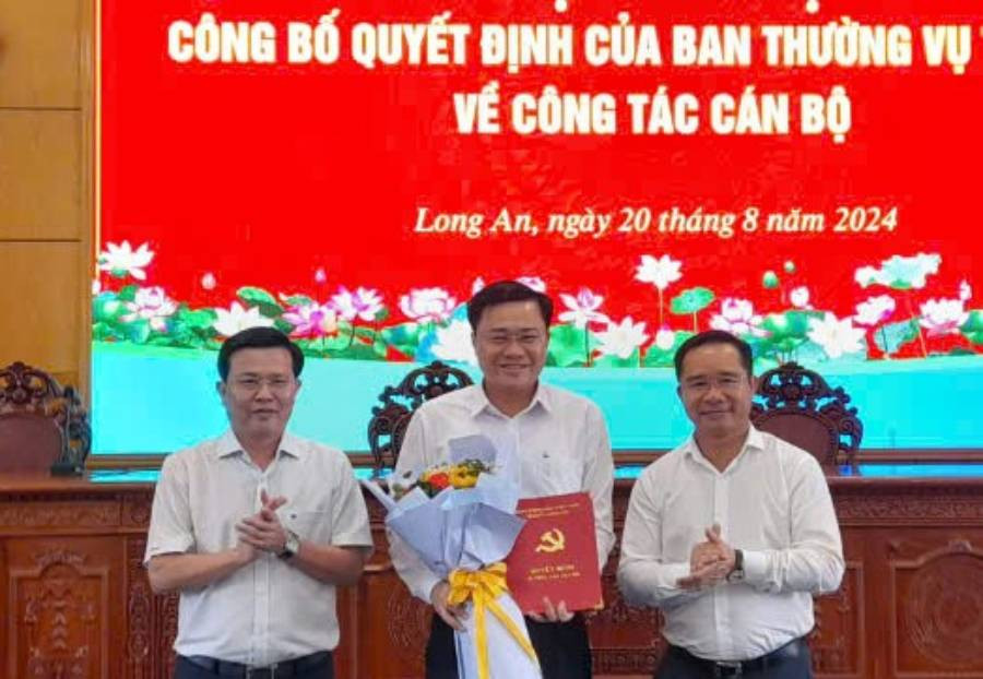 Lãnh đạo Tỉnh ủy Long An trao Quyết định cho cho đồng chí Nguyễn Thanh Nguyên. 
