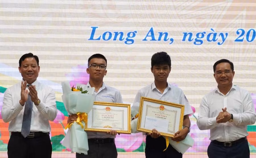 Lãnh đạo tỉnh Long An trao Bằng khen cho 2 học sinh đoạt giải Nhì Cuộc thi Khoa học Kỹ thuật cấp quốc gia.
