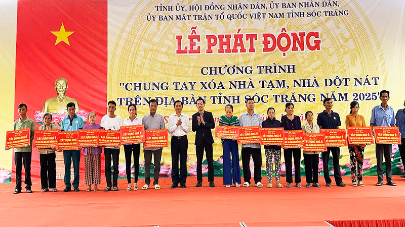 Chủ tịch Ủy ban nhân dân tỉnh Sóc Trăng Trần Văn Lâu và nhà tài trợ trao nhà cho người nghèo.