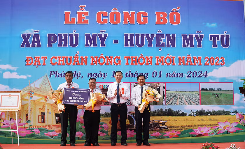Tỉnh ủy, Hội đồng nhân dân, Ủy ban nhân dân tỉnh Sóc Trăng tặng kinh phí 100 triệu đồng để Phú Mỹ tiếp tục nâng cao chuẩn nông thôn mới.