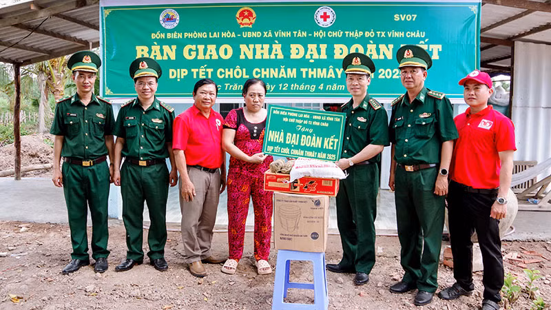 Bàn giao nhà đại đoàn kết cho hộ nghèo trên địa bàn xã Vĩnh Tân, thị xã Vĩnh Châu.