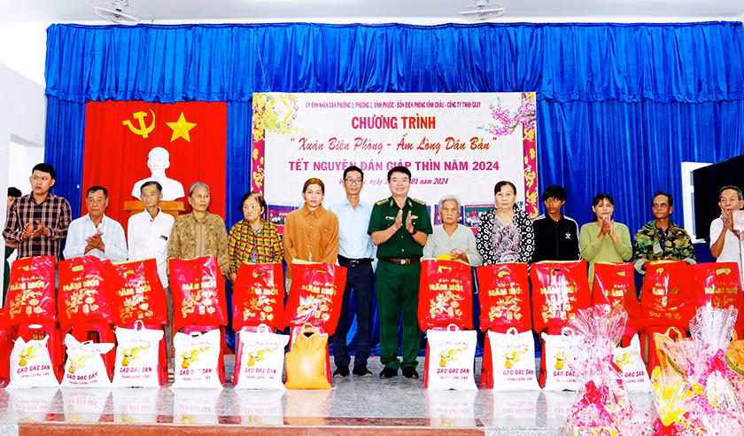 Trao tặng quà tết cho các hộ gia đình có hoàn cảnh khó khăn 