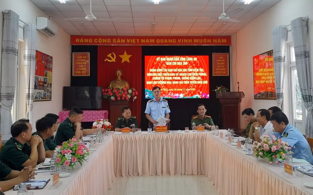 Đoàn công tác 389 làm việc với các lực lượng làm nhiệm vụ phòng, chống buôn lậu...trên tuyến biên giới Long An.