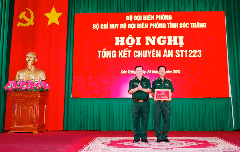 Đại tá Trịnh Kim Khâm, thừa ủy nhiệm trao số tiền thưởng nóng 10 triệu đồng cho Ban chuyên án ST1223. Đại tá Trịnh Kim Khâm, thừa ủy nhiệm trao số tiền thưởng nóng 10 triệu đồng cho Ban chuyên án ST1223.