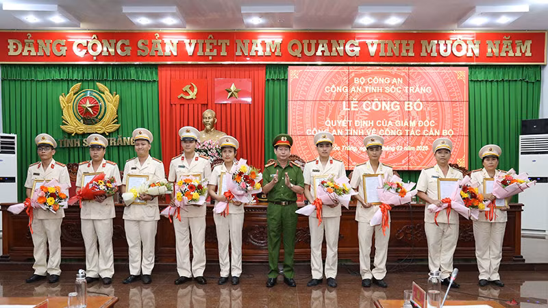 Đại tá Trần Văn Hòa, Phó Giám đốc Công an tỉnh Sóc Trăng, trao quyết định cho các đồng chí nhận nhiệm vụ mới.