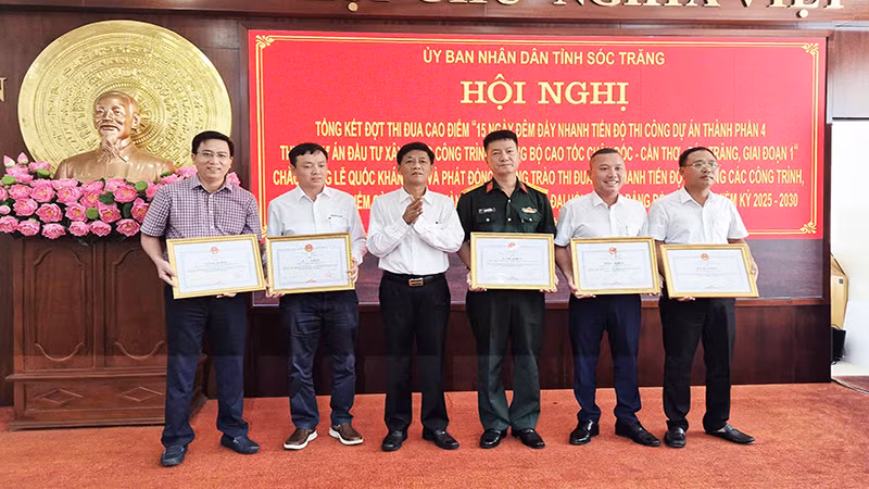 Bí thư Tỉnh ủy Sóc Trăng Lâm Văn Mẫn trao bằng khen cho các tập thể đạt thành tích tiêu biểu, xuất sắc trong đợt thi đua. 