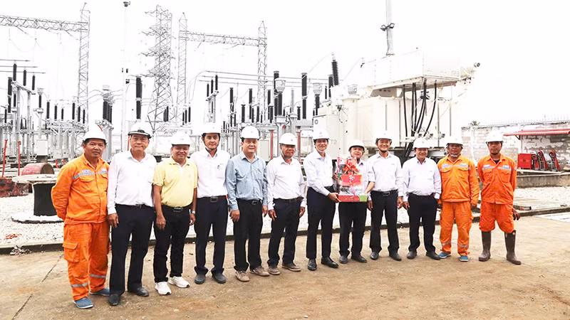 Tổng Công ty Điện lực miền nam tặng quà cho đơn vị thi công.