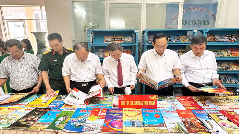 Nhiều ấn phẩm báo Xuân trưng bày cho nhân dân thưởng lãm.