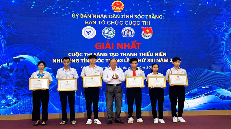 Ban tổ chức trao giải Nhất cuộc thi.