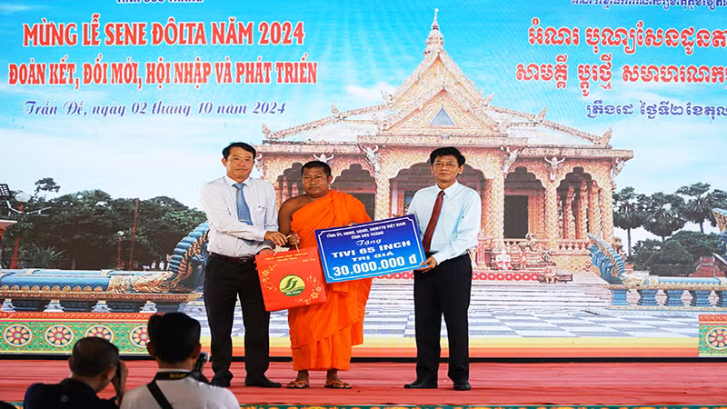 Lãnh đạo Tỉnh ủy Sóc Trăng trao quà cho chùa Phđau Pên.