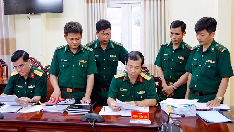 Kiểm tra văn bản, sổ sách liên quan công tác giáo dục quốc phòng và an ninh.