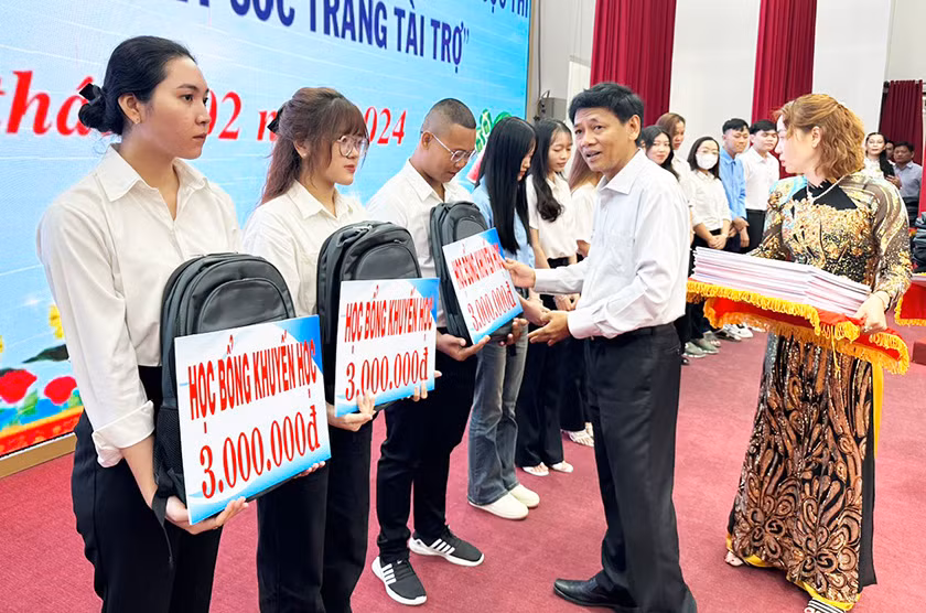 Bí thư Tỉnh ủy Sóc Trăng Lâm Văn Mẫn trao học bổng Lương Định Của cho học sinh hiếu học tiêu biểu.