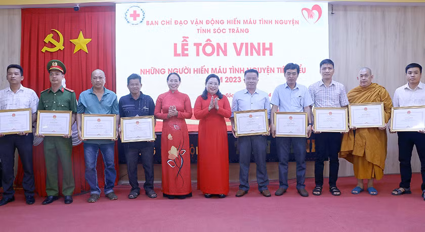 Lãnh đạo Tỉnh ủy, UBND tỉnh trao bằng khen cho các cá nhân tiểu biểu trong hiến máu tình nguyện.