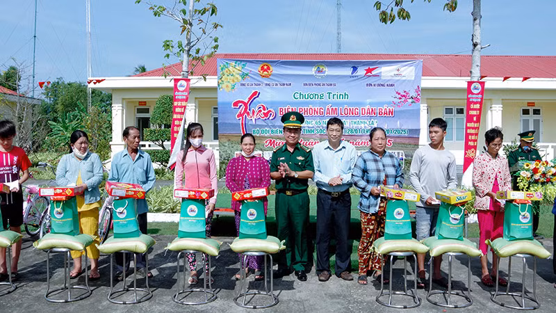 Trao quà Tết cho các hộ gia đình có hoàn cảnh khó khăn trên địa bàn khu vực biên giới biển huyện Cù Lao Dung.