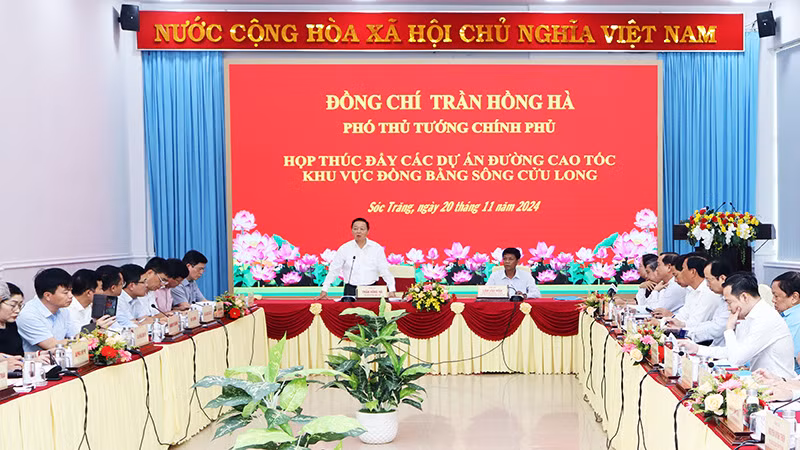 Phó Thủ tướng Trần Hồng Hà kêu gọi các địa phương đoàn kết chung tay đẩy nhanh tiến độ thi công cao tốc. Phó Thủ tướng Trần Hồng Hà kêu gọi các địa phương đoàn kết chung tay đẩy nhanh tiến độ thi công cao tốc.