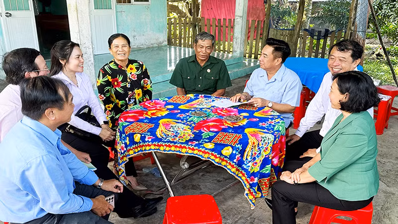 Đoàn giám sát đến thăm gia đình thụ hưởng các chương trình.