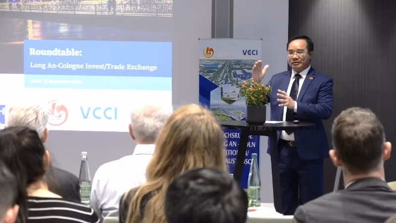 Bí thư Tỉnh ủy Long An Nguyễn Văn Được phát biểu tại hội thảo bàn tròn.