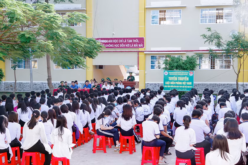 Quang cảnh buổi tuyên truyền Luật Biên phòng Việt Nam cho các em học sinh.