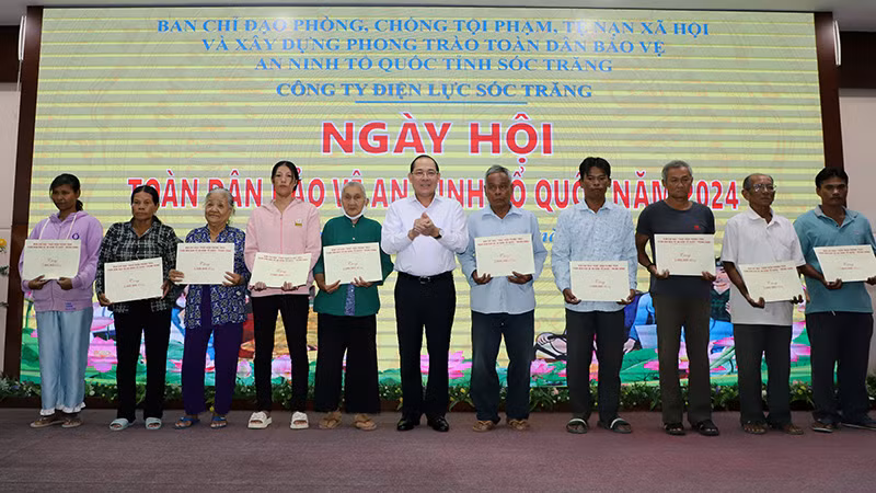 Tặng quà của Ban Chỉ đạo Trung ương cho các gia đình khó khăn tích cực tham gia phong trào bảo vệ an ninh Tổ quốc.