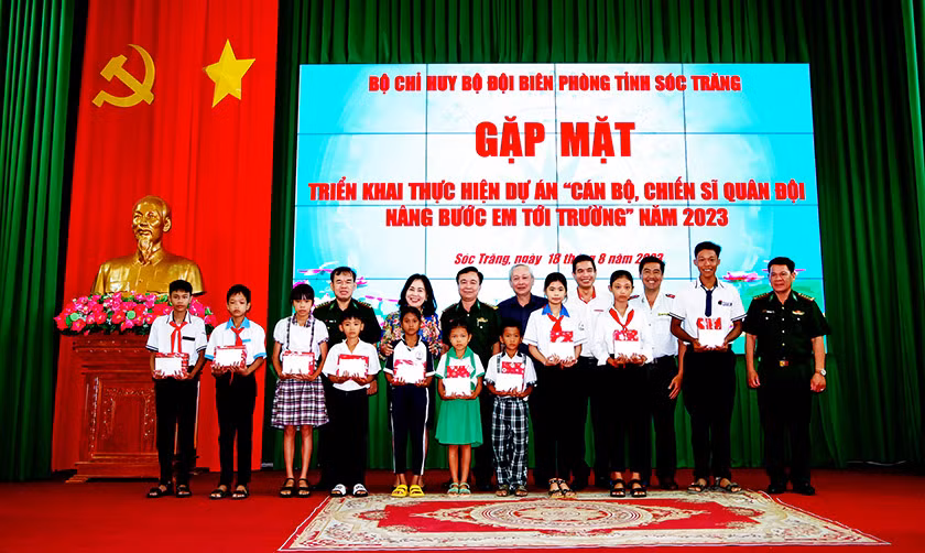 Lãnh đạo Bộ đội Biên phòng tỉnh Sóc Trăng và các sở, ngành trao quà và học bổng cho các em học sinh.