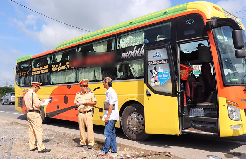 CSGT Sóc Trăng kiểm tra ô-tô vận tải hành khách dịp Tết.