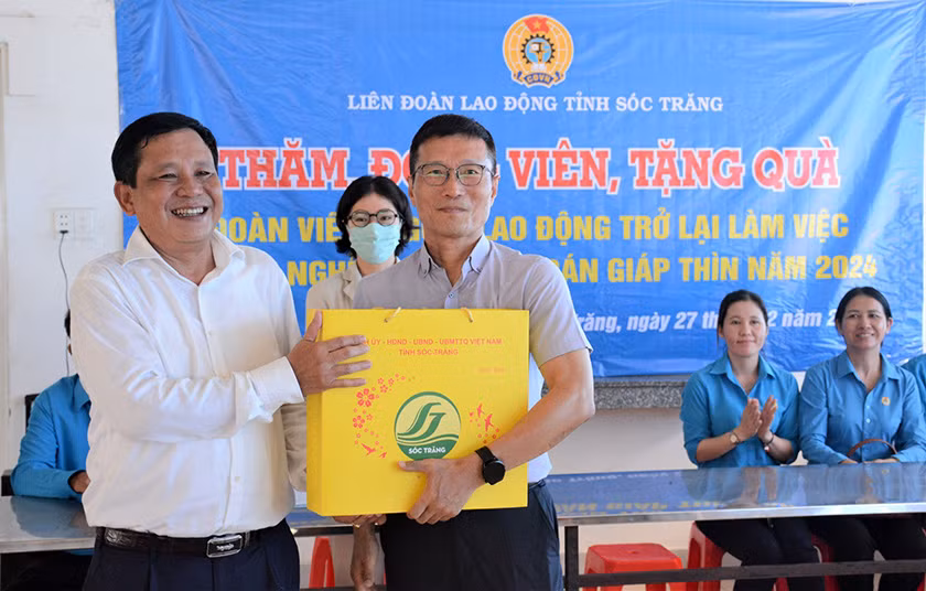 Tặng quà cho đại diện Công ty Mediprotek Vina.