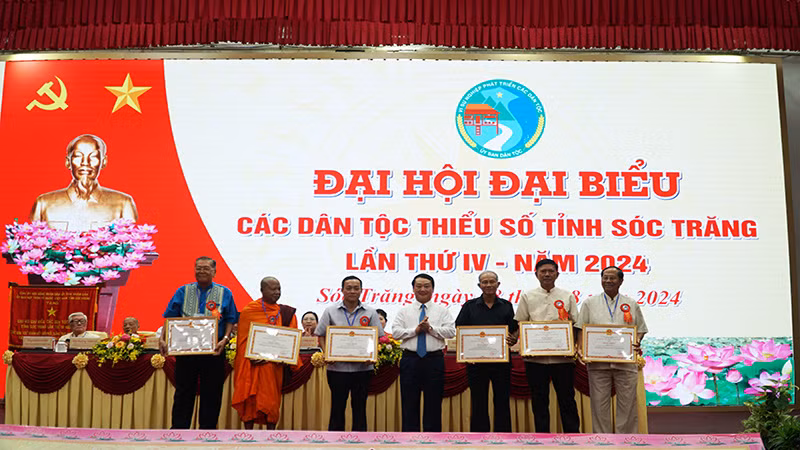 Tặng bằng khen của Ủy ban Dân tộc cho các cá nhân, tập thể có thành tích xuất sắc trong giai đoạn 2019-2024.