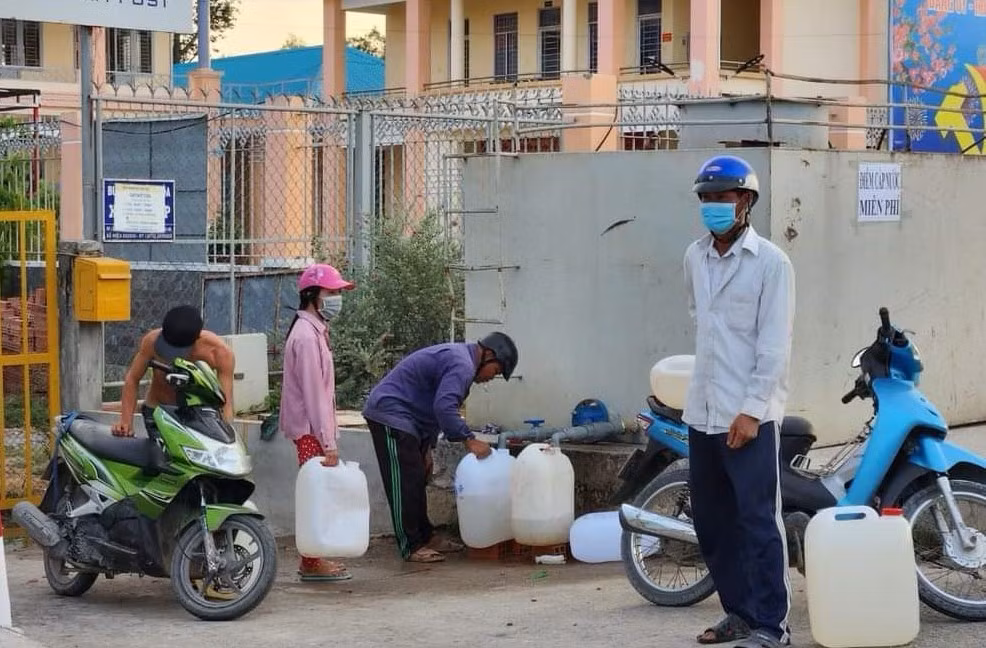 Người dân vùng hạ tranh thủ lấy nước ngọt từ đơn vị cung cấp nước chở bằng xe bồn hỗ trợ về sử dụng qua ngày.