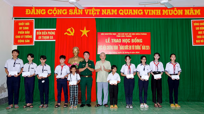 Trao học bổng cho các em học sinh trên địa bàn khu vực biên giới biển huyện Cù Lao Dung