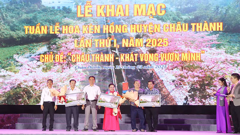 Tặng tranh kèn hồng tri ân các cá nhân gây dựng đường hoa.