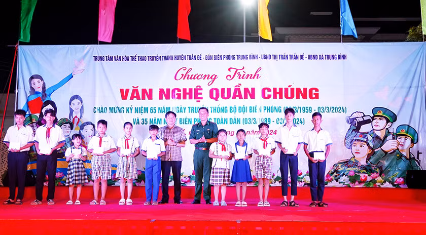 Trao học bổng cho các em học sinh trong chương trình “Nâng bước em tới trường”.