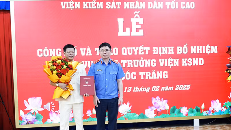 Trao Quyết định điều động, bổ nhiệm đồng chí Kiều Hoài Phong giữ chức Viện trưởng Viện Kiểm sát nhân dân tỉnh Sóc Trăng.