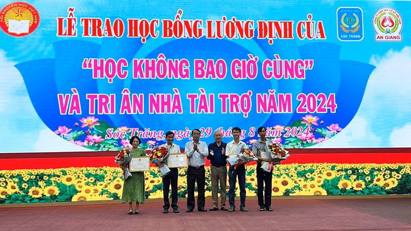 Tặng Bằng khen Ủy ban nhân dân tỉnh cho các nhà tài trợ học bổng.