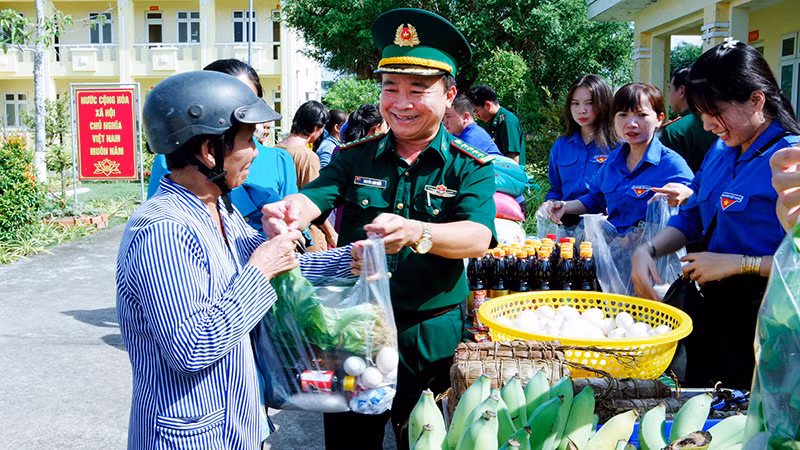 Đại tá Nguyễn Trìu Mến trao quà Tết cho người nghèo tại gian hàng "0 đồng".