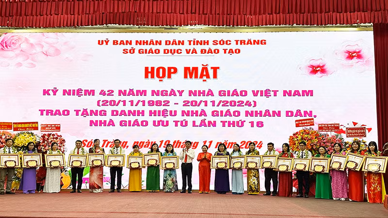 Lãnh đạo tỉnh Sóc Trăng trao danh hiệu Nhà giáo Ưu tú cho các giáo viên.