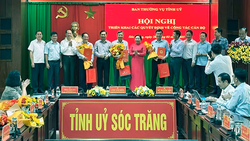 Lãnh đạo Tỉnh ủy Sóc Trăng tặng hoa các cán bộ nghỉ hưu.