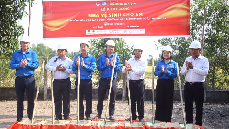 Khởi công công trình nhà vệ sinh cho em tại Trường mầm non Rạng Đông, xã Mỹ Quý Đông, Đức Huệ, Long An.