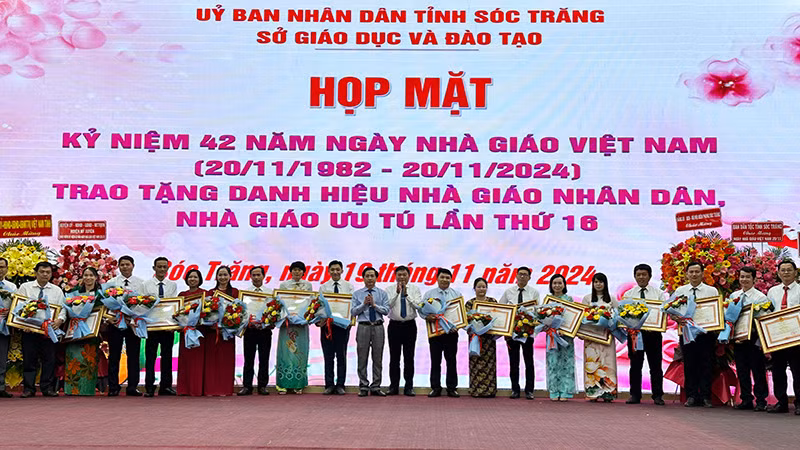 Trao Bằng khen Thủ tướng Chính phủ cho các giáo viên.