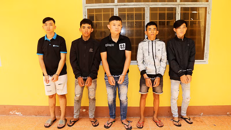 Các đối tượng Sang, Giàu, Kiệt, Hoài và Công (từ trái sang) đã bị bắt giữ.