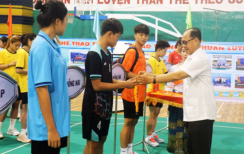 Lãnh đạo tỉnh Sóc Trăng trao cờ lưu niệm cho các câu lạc bộ Cầu mây.