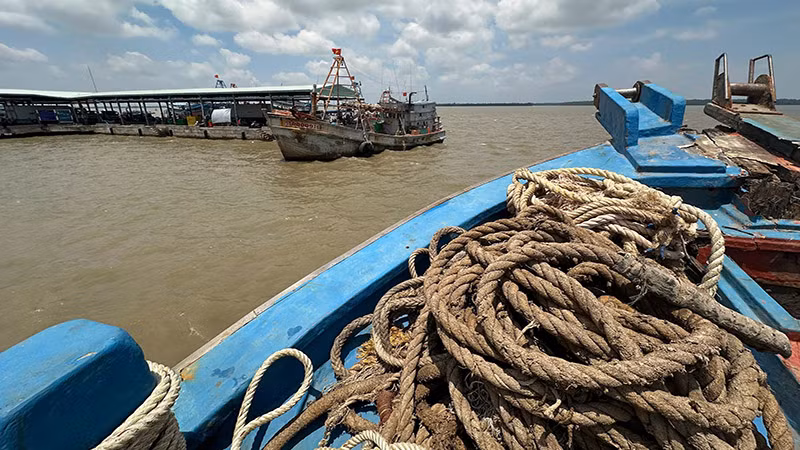 Tàu cá hoạt động tại cảng cá Trần Đề.