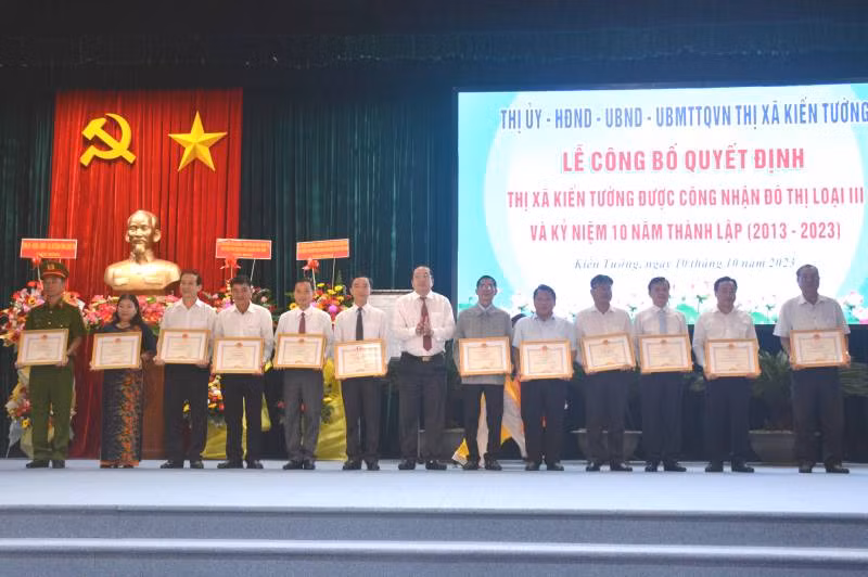 Lãnh đạo tỉnh Long An khen thưởng cho các cá nhân và tập thể.