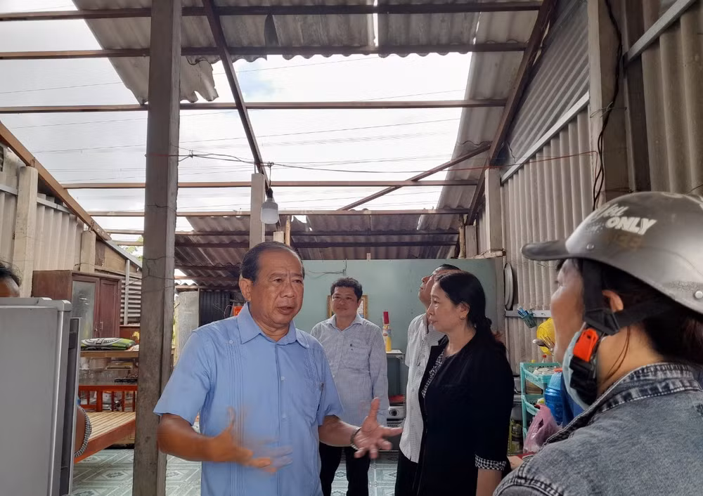 Lãnh đạo Sở Nông nghiệp và Phát triển nông thôn Long An thăm hỏi, động viên người dân xã Hòa Phú (Châu Thành, Long An) có nhà bị lốc xoáy làm tốc mái hoàn toàn xảy ra vào chiều tối ngày 8/9/2023. 