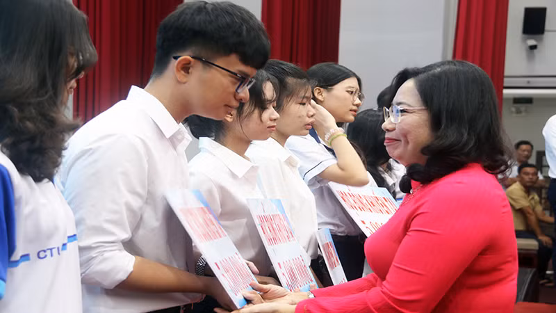 Phó Bí thư Thường trực Tỉnh ủy Sóc Trăng Hồ Thị Cẩm Đào trao học bổng khuyến tài cho sinh viên.