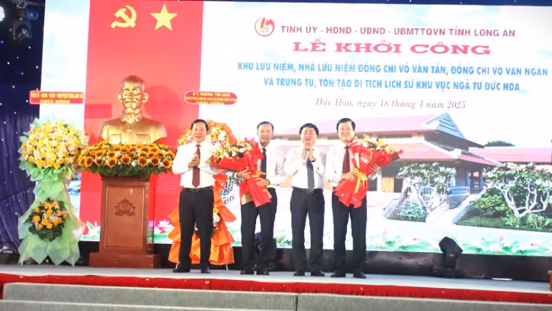 Bí thư Tỉnh ủy Long An Nguyễn Văn Quyết (thứ hai từ phải sang) và Chủ tịch Ủy ban nhân dân tỉnh Long An (đầu tiên bên trái) tặng hoa nguyên Chủ tịch nước Trương Tấn Sang và nhà tài trợ.