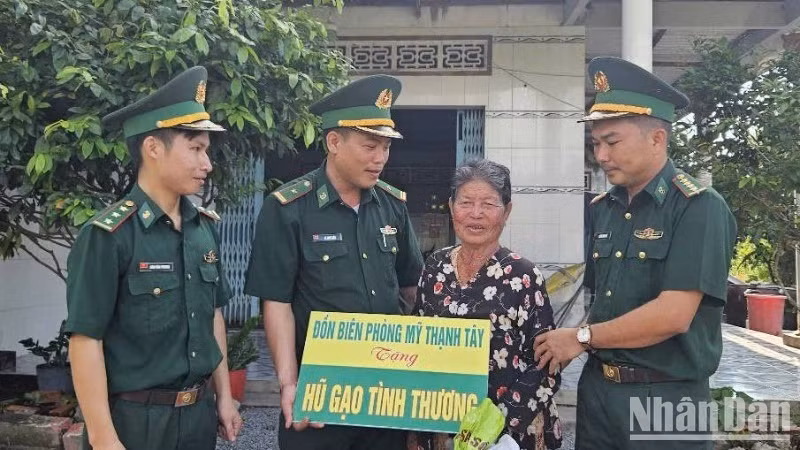 Mô hình Hũ gạo tình thương do Đồn Biên phòng Mỹ Thạnh Tây (Đức Huệ, Long An) thực hiện đã giúp gia đình chính sách, hộ dân có hoàn cảnh luôn no bụng.