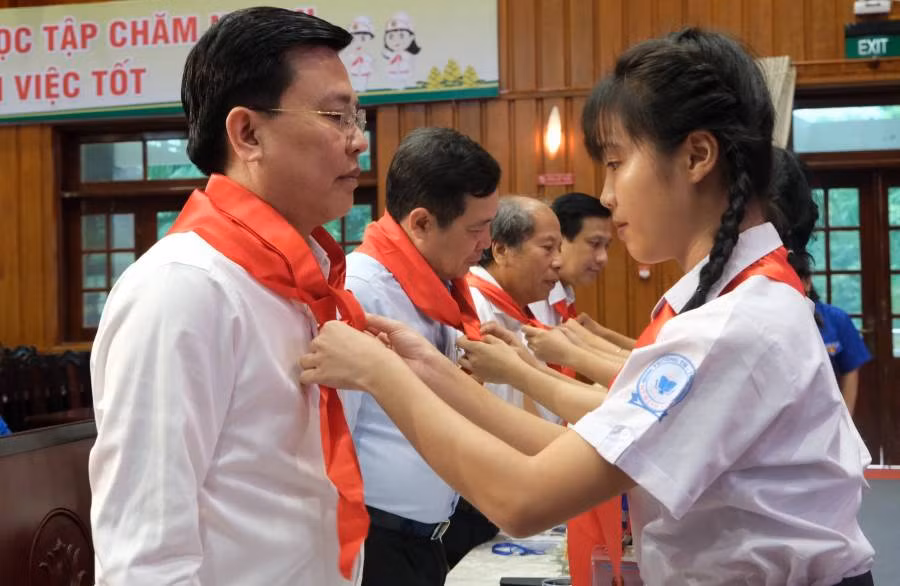 Đội viên Đội Thiếu niên Tiền phong Hồ Chí Minh quàng khăn quàng đỏ cho các đại biểu dự đại biểu Đại hội Cháu ngoan Bác Hồ.