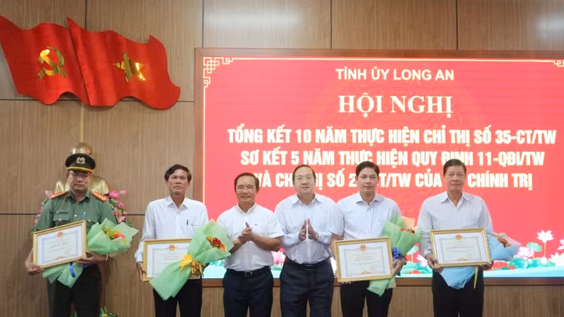 Lãnh đạo Tỉnh ủy và Ủy ban nhân dân tỉnh Long An trao Bằng khen và hoa chúc chúc mừng các tập thể.